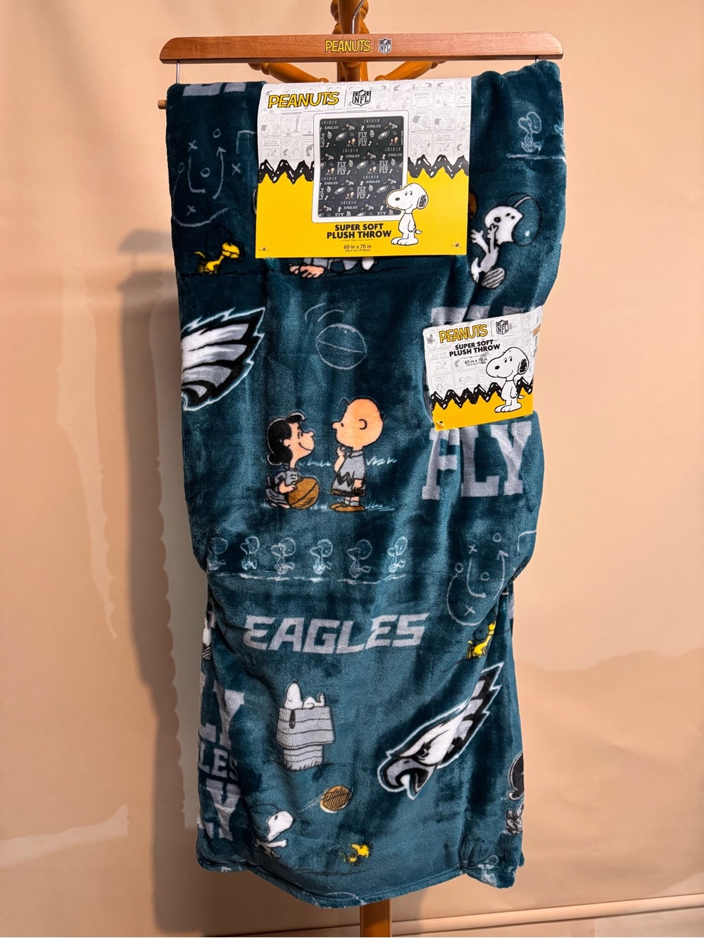 Peanuts Snoopy x NFL Philadelphia Eagles  Plush Throw Blanket